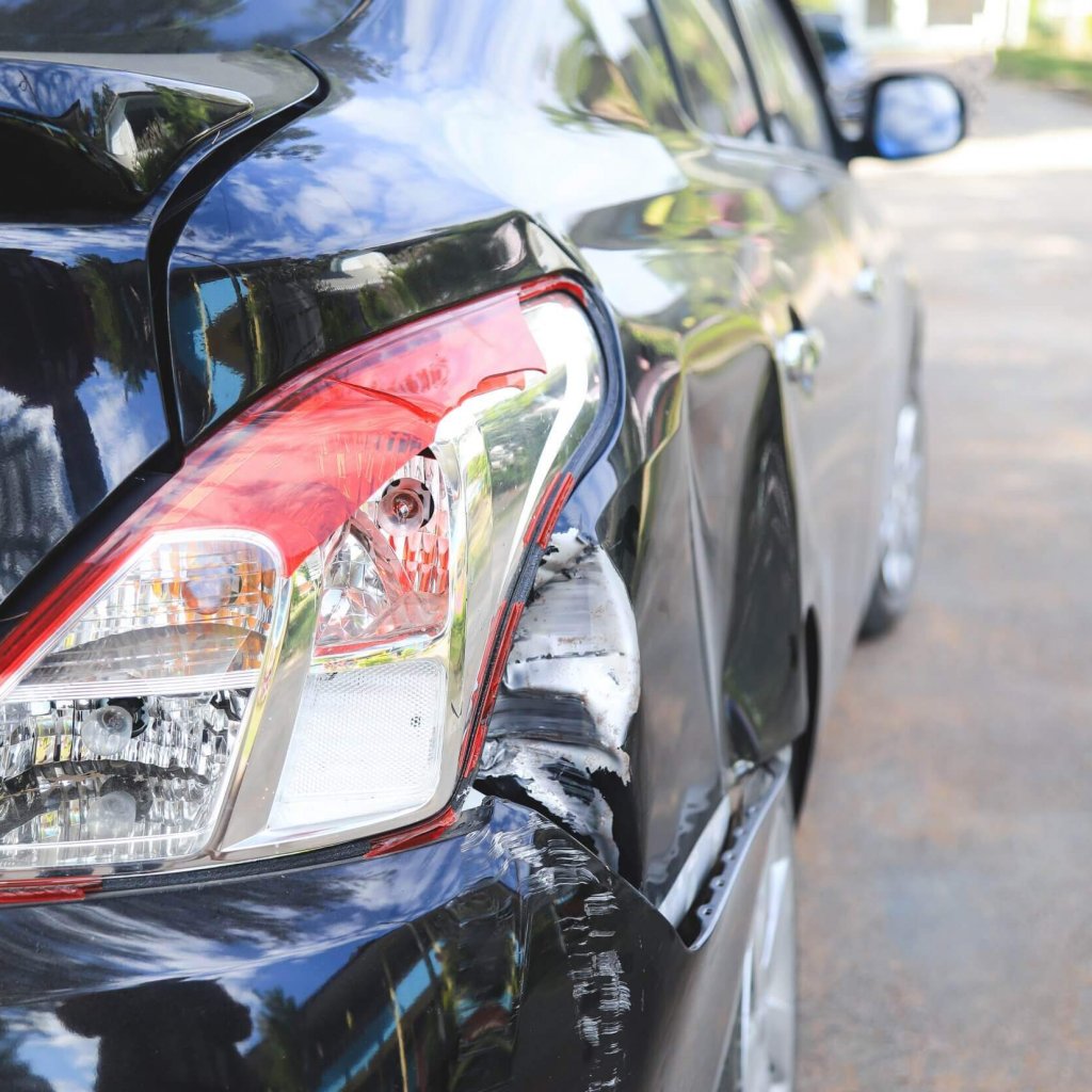 auto-sturzte-auf-rucklicht-und-oberflache-durch-unfall-bei-der-verwendung-des-autos-im-taglichen-leben-fur-versicherungsfotokonzept-scaled